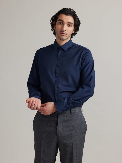 Mann mit Merino Wol Slim Fit Hemd in dunkelblau mit langen Ärmeln von Wolk