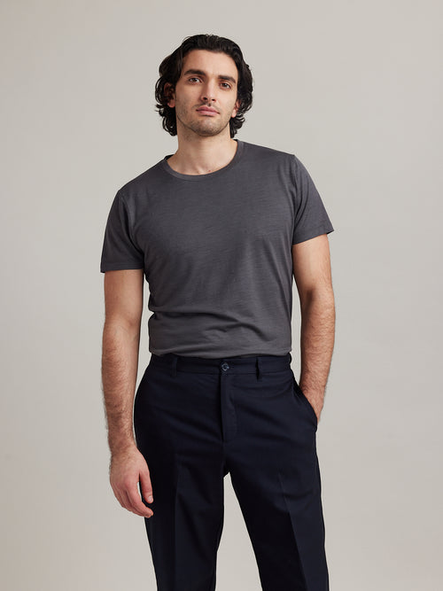 Homme portant un T-shirt à manches courtes en laine mérinos Climaforce de couleur gris foncé de Wolk