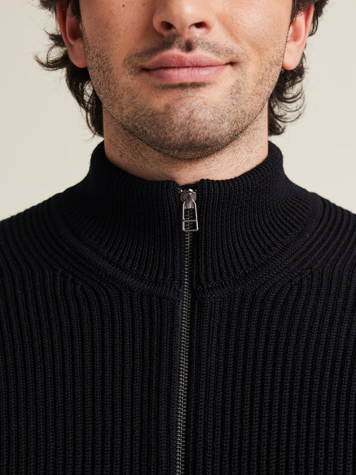 détail d’un col haut en tricot en noir et plein de cardigan tricoté texture homme Wolk 